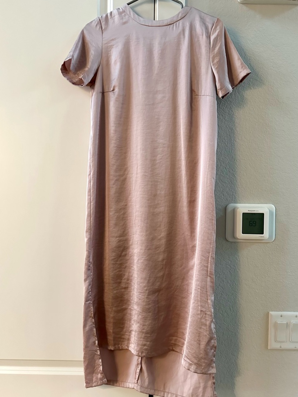 Satin Short-Sleeve Shift Dress in Dusty Rose.  Mod ref size 4/6.  Fully lined